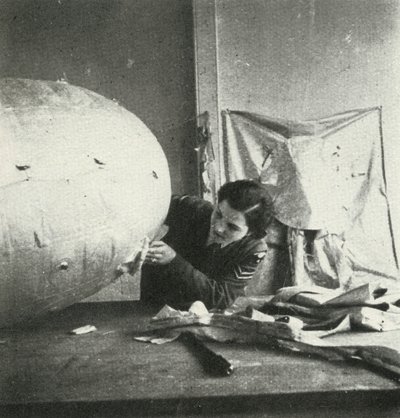 Naprawa balonów zaporowych, c1943. autorstwa Cecil Beaton