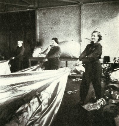 Naprawa balonów zaporowych, c1943. autorstwa Cecil Beaton