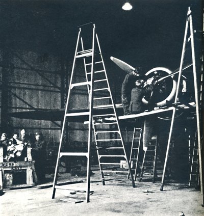 Praca ekip naziemnych nigdy się nie kończy, 1941 autorstwa Cecil Beaton