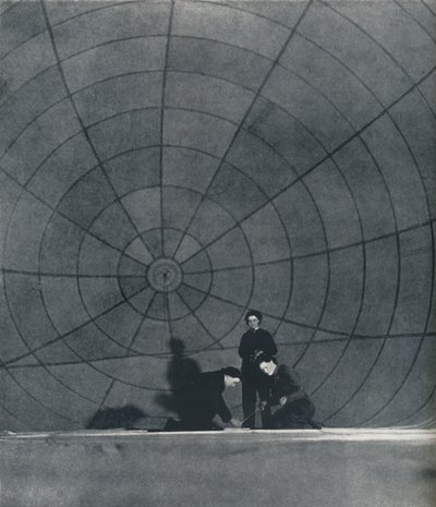 Sieć WAAFS pracująca nad balonem, 1941 autorstwa Cecil Beaton