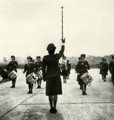 W.A.A.F. Orkiestra na Paradzie, ok. 1943. autorstwa Cecil Beaton