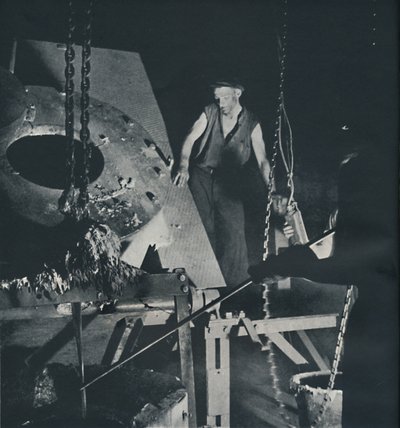 Pracownik w fabryce samolotów przygotowujący stop, 1941 autorstwa Cecil Beaton