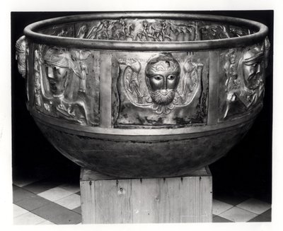 Pełnowymiarowa replika kotła Gundestrup, oryginalna z I wieku p.n.e. (zdjęcie czarno-białe) autorstwa Celtic