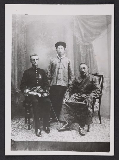 Charles Bell siedzący z XIII Dalajlamą i księciem Sikkimu, Sidkeong Tulku Namgyalem, w 1910 r. (zdjęcie czarno-białe) autorstwa Charles Alfred Bell
