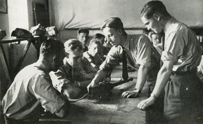 Personel RAF uczący się o broni, 1941 r. autorstwa Charles Brown
