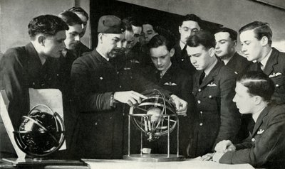 Personel RAF uczący się nawigacji podczas II wojny światowej, 1941 r. autorstwa Charles Brown