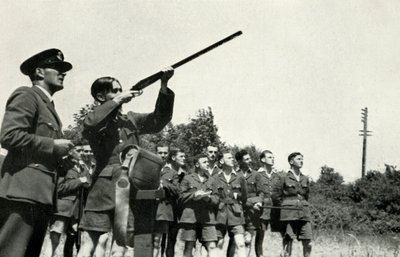 Personel RAF uczący się strzelania z broni palnej podczas II wojny światowej, 1941 r. autorstwa Charles Brown