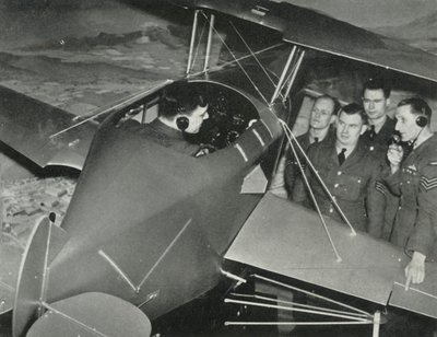 Personel RAF uczący się latać na symulatorze lotu podczas II wojny światowej, 1941 r. autorstwa Charles Brown