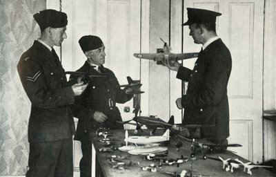 Personel RAF uczący się rozpoznawania samolotów podczas II wojny światowej, 1941 r. autorstwa Charles Brown