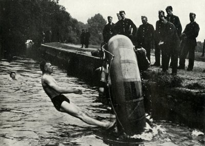 Personel RAF uczący się obsługi pontonu, 1941 r. autorstwa Charles Brown