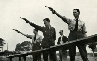 Praktyka rewolwerowa w Szkole Lotnictwa Podstawowego, 1941 r. autorstwa Charles Brown