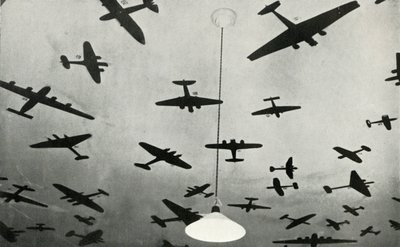 Sylwetki samolotów wojskowych...w szkole szkoleniowej RAF podczas II wojny światowej, 1941. autorstwa Charles Brown