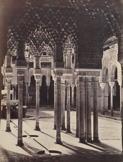 [Dwór lwa w Alhambrze, oglądany spod świątyni portykowej], 1862. autorstwa Charles Clifford
