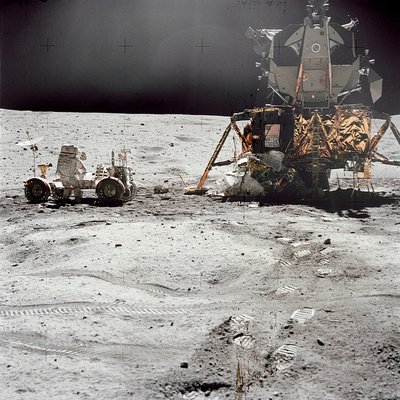 Apollo 16 Lunar Module Orion na powierzchni Księżyca, 21 kwietnia 1972 r. autorstwa Charles Duke