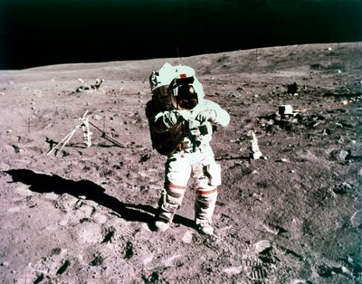 Astronauta John Young na powierzchni Księżyca, misja Apollo 16, 21 kwietnia 1972. autorstwa Charles Duke