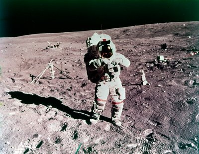 Astronauta John Young na powierzchni Księżyca, misja Apollo 16, kwiecień 1972. autorstwa Charles Duke