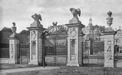 Drayton: Bramy Forecourt (zdjęcie czarno-białe) autorstwa Charles Latham