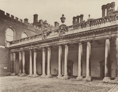 Pałac Hampton Court, kolumnada do wejścia królów autorstwa Charles Latham