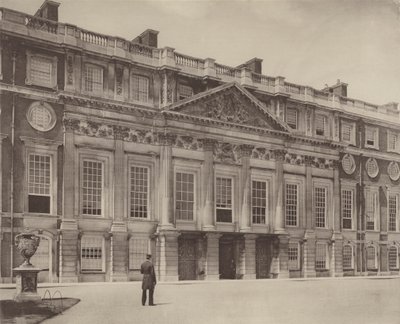 Pałac Hampton Court, front wschodni autorstwa Charles Latham