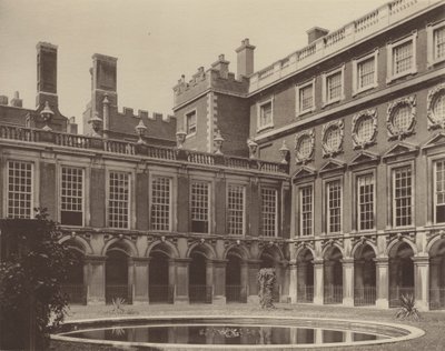 Pałac Hampton Court, dziedziniec z fontanną autorstwa Charles Latham