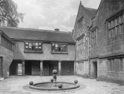 W Quadrangle Court autorstwa Charles Latham