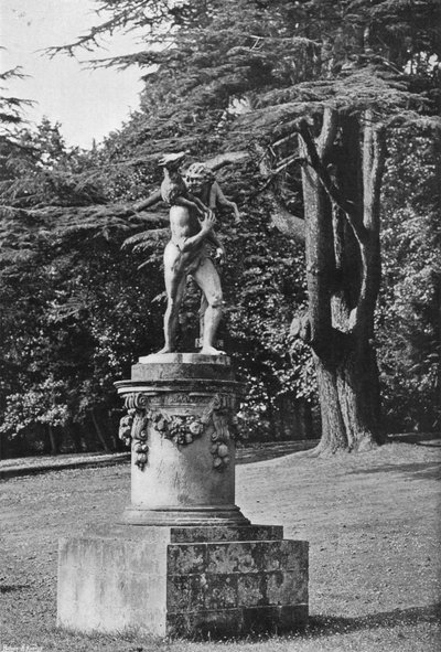 Ołów figura na kamiennej podstawie-południowy trawnik autorstwa Charles Latham