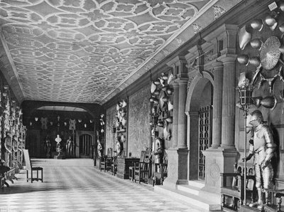 Klasztor lub Zbrojownia autorstwa Charles Latham