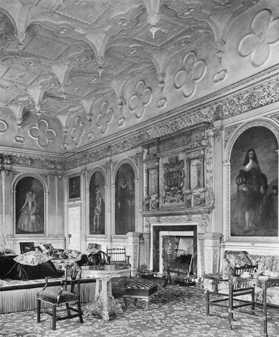 Salon z rybim sufitem (zdjęcie czarno-białe) autorstwa Charles Latham