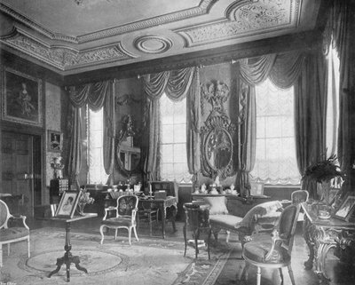 Kwadratowy Salon autorstwa Charles Latham