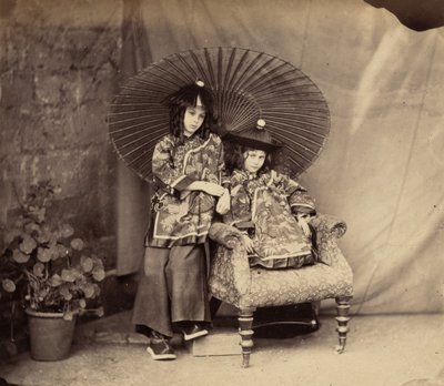 Lorina i Alice Liddell w chińskim stroju autorstwa Charles Lutwidge Dodgson