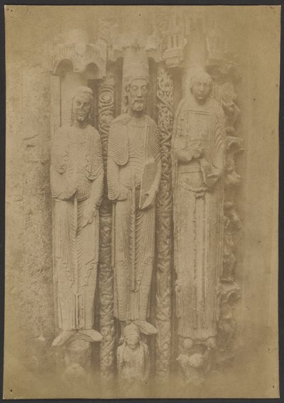 Katedra w Chartres: Wielkie figury z ganku królewskiego [Chartres Cathedral: Great Figures of the Royal Porch]. autorstwa Charles Marville