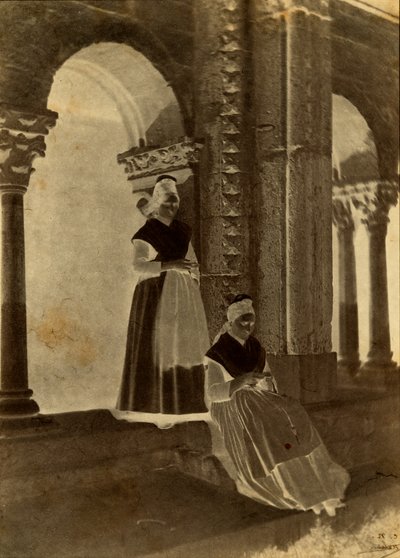 Arlésiennes w krużganku kościoła Saint-Trophime w Arles autorstwa Charles Nègre
