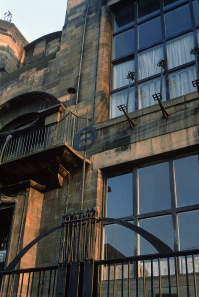 Fragment okucia Fasady Północnej, zbudowanej w latach 1897-99 zdjęcie autorstwa Charles Rennie Mackintosh