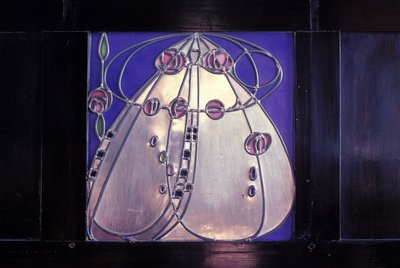 Mebel zaprojektowany na 120 Mains Street, Glasgow, Czarna szafka z intarsjowaną plakietką, 1904 (drewno, metal, emalia) autorstwa Charles Rennie Mackintosh