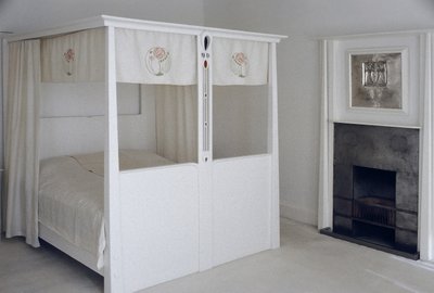 Meble zaprojektowane dla No. 120 Mains Street, Glasgow, Łóżko z baldachimem, ok. 1900 (drewno malowane i emalia) autorstwa Charles Rennie Mackintosh