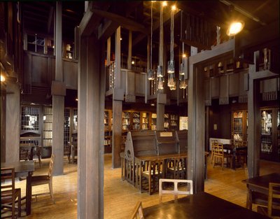 Widok wnętrza czytelni Szkoły Sztuk Pięknych projektu architekta Charlesa Rennie Mackintosha (1868-1928) autorstwa Charles Rennie Mackintosh