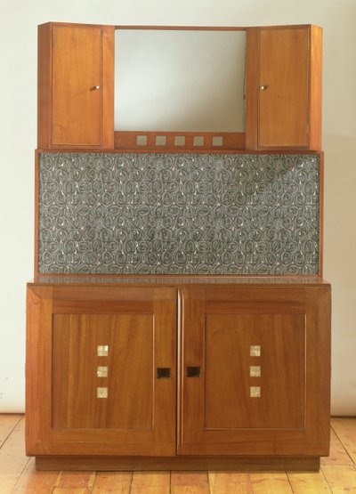 Szafka pod umywalkę, ok. 1917 (mahoń inkrustowany masą perłową i zielonym erynoidem, ze szklaną płytą tylną) autorstwa Charles Rennie Mackintosh