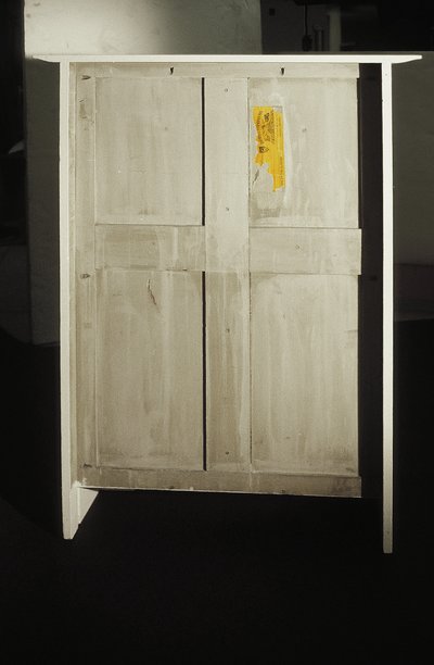 Biała szafka zaprojektowana dla Pani Rowat, 1902 (drewno, witraż, emalia) autorstwa Charles Rennie Mackintosh