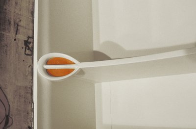 Biała szafka zaprojektowana dla Pani Rowat, 1902 (drewno, witraż, emalia) autorstwa Charles Rennie Mackintosh