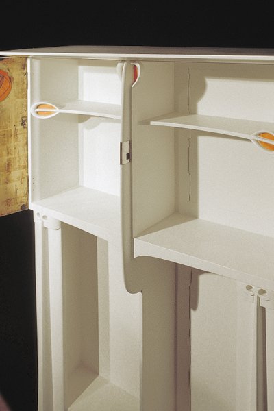 Biała szafka zaprojektowana dla Pani Rowat, 1902 (drewno, witraż, emalia) autorstwa Charles Rennie Mackintosh