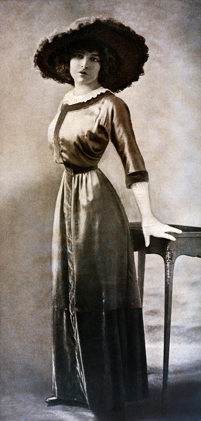 Portret Emilie Bouchaud w pasie Osy Polarnej, około 1909 (zdjęcie czarno-białe) autorstwa Charles Reutlinger