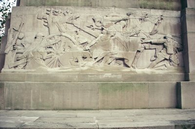 Detal z Królewskiego Pamięci Artylerii 1914-18, 1925 (kamień portlandzki) autorstwa Charles Sergeant Jagger