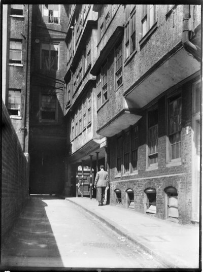 Middle Temple Lane, Temple, City of London, Greater London Authority, lata 30. XX wieku. autorstwa Charles William Prickett