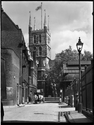 Katedra w Southwark, Montague Close, Southwark, Greater London Authority, lata 30. XX wieku. autorstwa Charles William Prickett