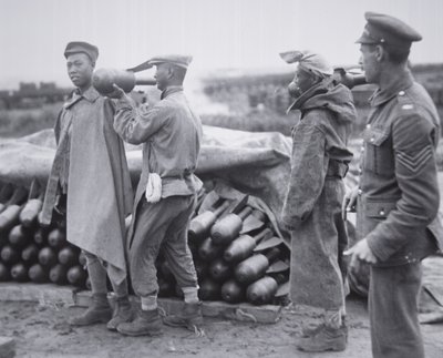 Chińska jednostka przechowuje bomby lotnicze w składzie amunicji we Francji autorstwa Chinese Photographer