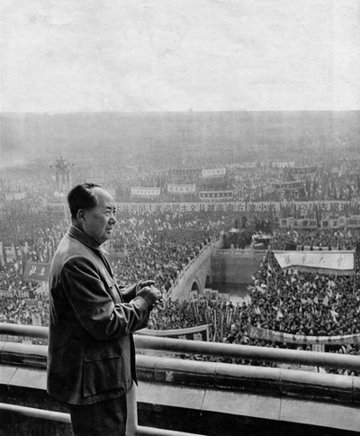Portret chińskiego szefa państwa Mao Tse-Tunga (Mao Ze-Dong lub Mao Zedong lub Mao Tse Toung lub Mao Tso Tong) (1893-1976) podczas obchodów powstania partii komunistycznej. Chiny, około 1960 roku. autorstwa Chinese Photographer