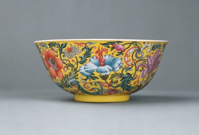 Dobra famille miska na żółto mieloną różę, 1821-1850 autorstwa Chinese School