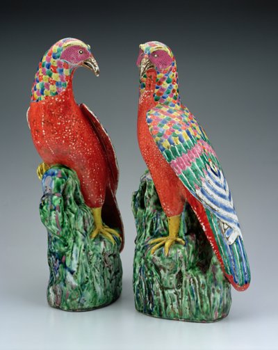 Para jastrzębi z chińskiej porcelany malowanych emaliami w kolorze róży (porcelana) autorstwa Chinese School