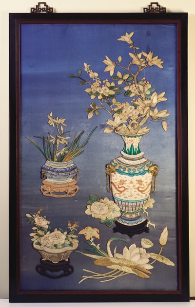 Jedwabny panel przedstawiający wazony z kwiatami wiśni, magnolią i orchideami oraz żardinere z różami pośród gałązek lotosu, lilii i powojników autorstwa Chinese School