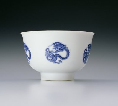 Miska ozdobiona smoczymi kółkami, znakiem Kangxi i okresem 1662-1722 (porcelana z niebieską podszkliwną glazurą) (patrz także 142285) autorstwa Chinese School